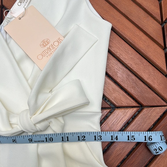 ⚪️ NWT ASOS Outrageous Fortune Winter White Bow Waist Cropped Jumpsuit size 6 - Picture 15 of 15